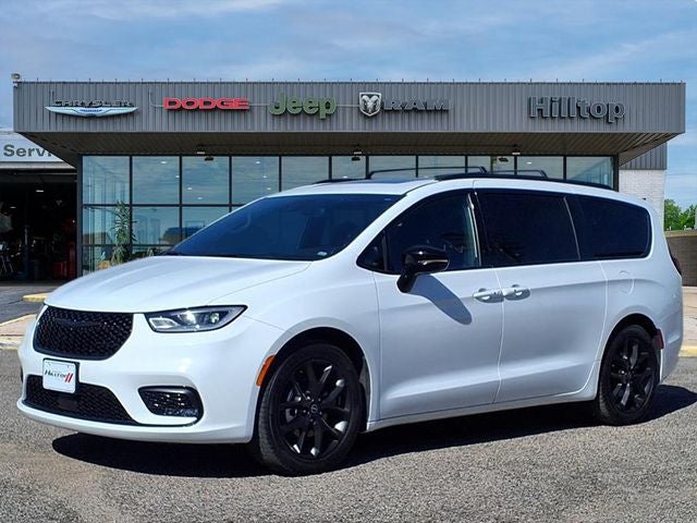 2025 Chrysler Pacifica Limited's photo