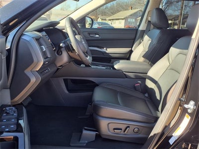 2025 Nissan Pathfinder SL